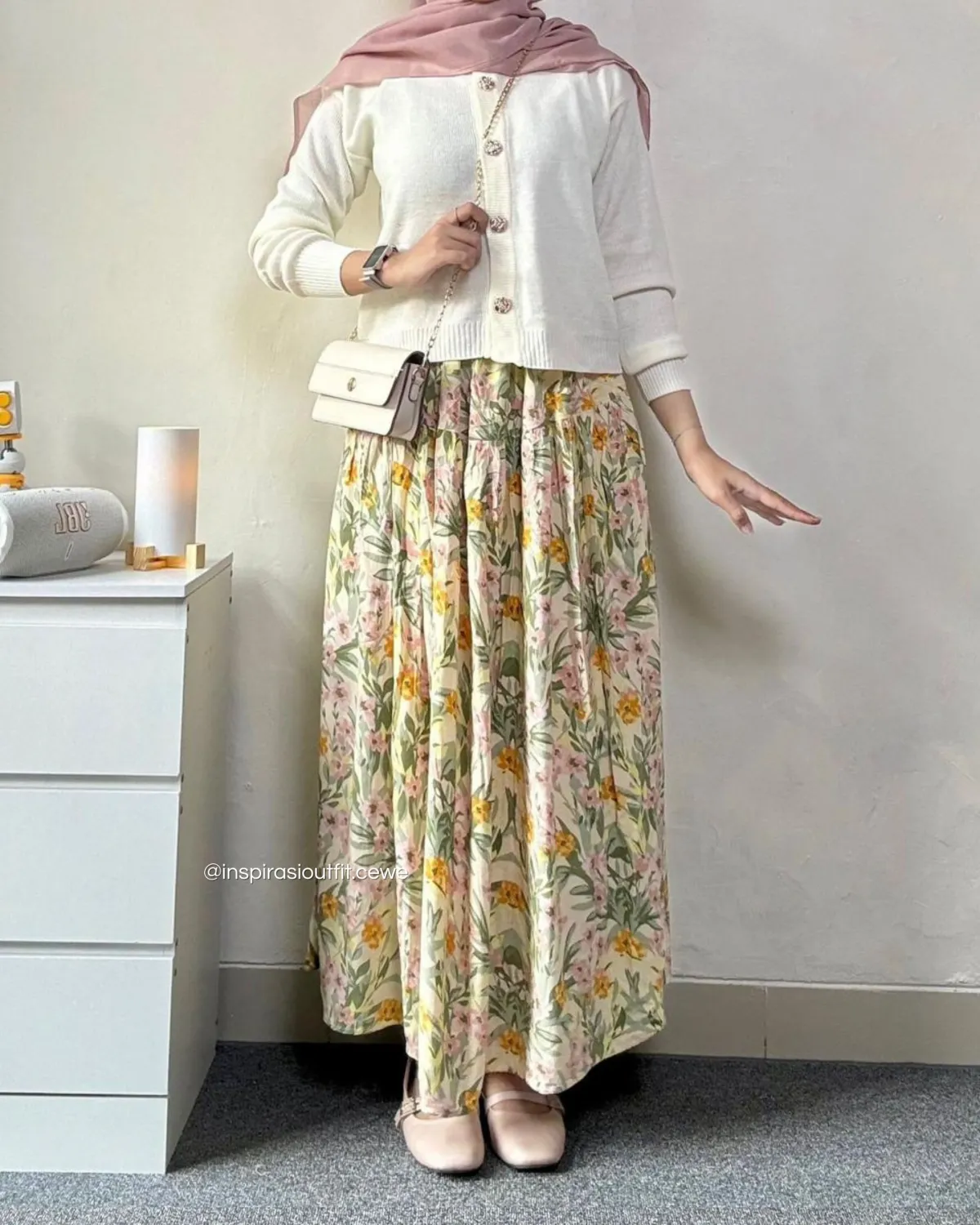 Inspirasi outfit hangout pakai rok