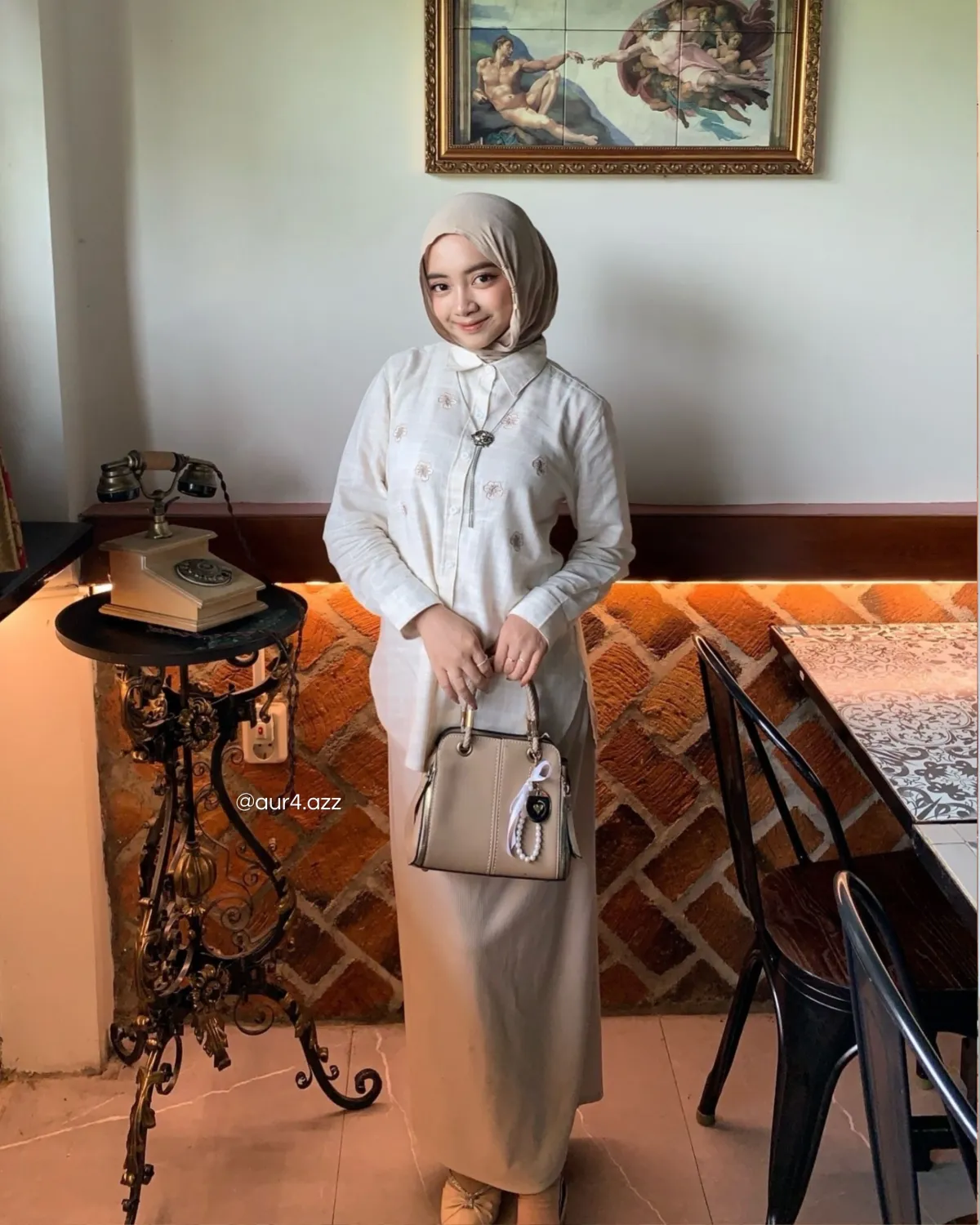 Inspirasi outfit ngedate di kafe