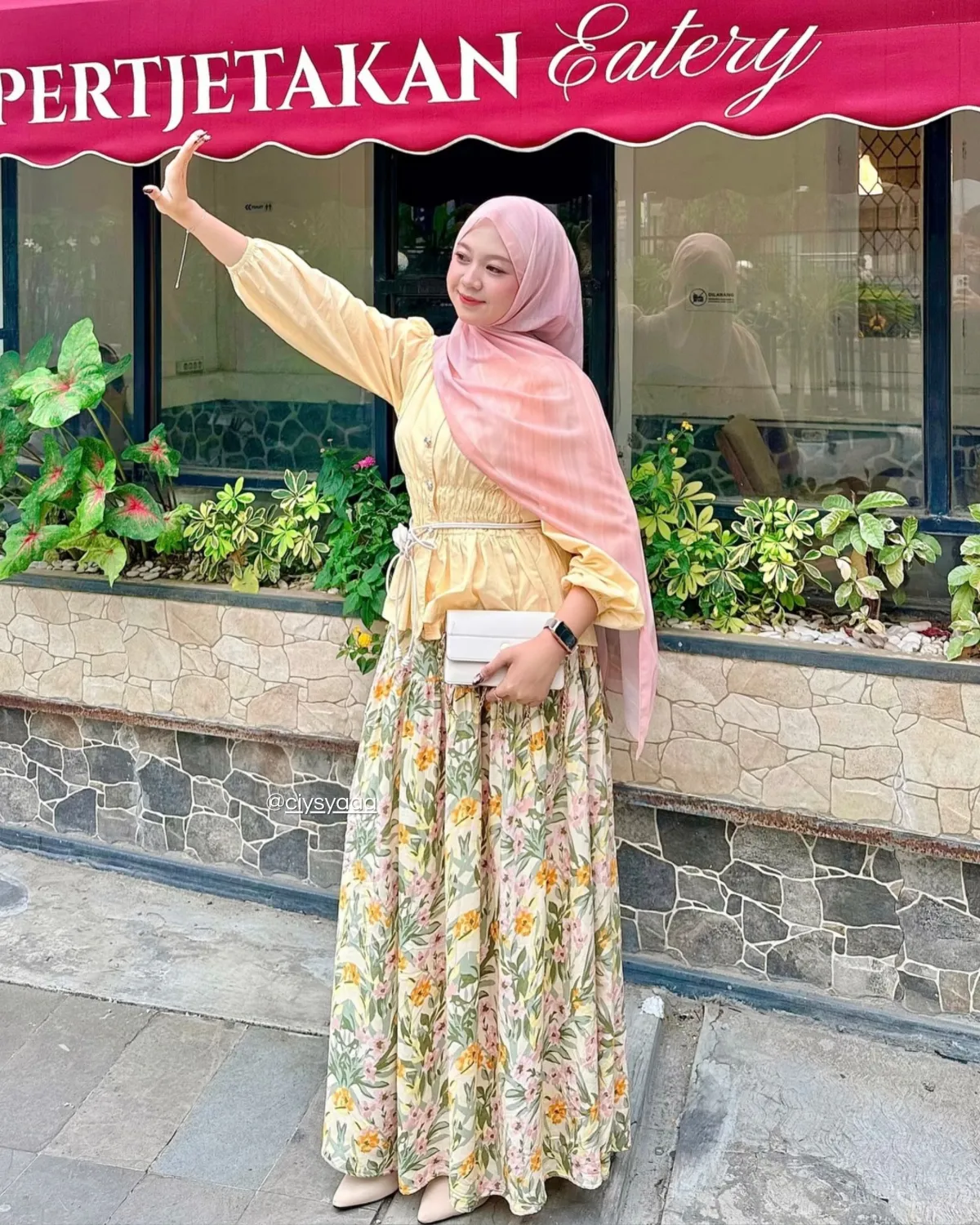 Inspirasi outfit hangout pakai rok